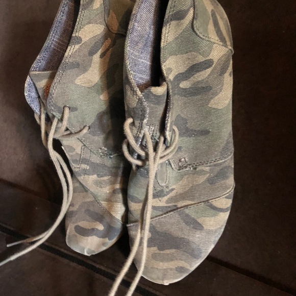 Toms Camouflage Wedge Shoes - Picture 4 of 6